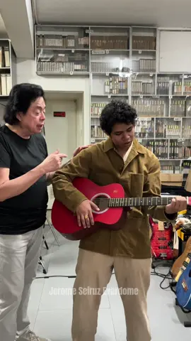 At @RJ Guitars with Sir RJ teaching me how to hit some key🙂‍↔️  #rjbistro #jeromeseiruzevardome #elvis #bluesuedeshoes #fyppppppppppppppppppppppp 