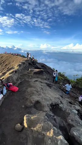 kesini lagi yu…. #vlogmuncak #pendakisantuy #gunungciremai3078mdpl #puncakvibes 