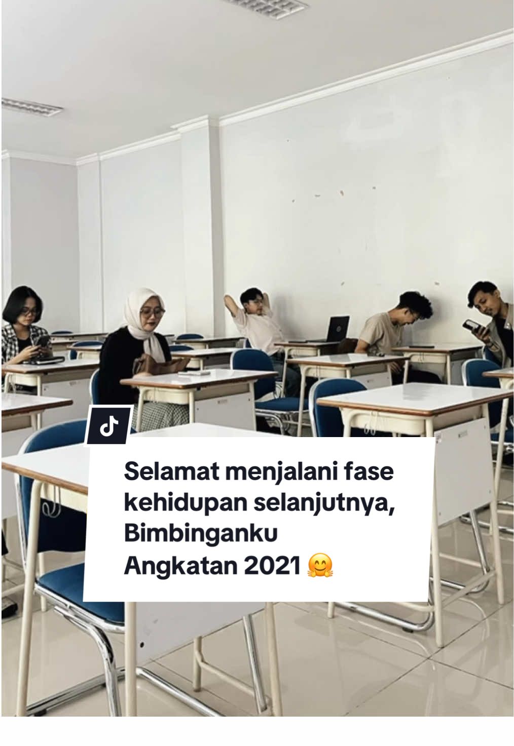 Skripsi bukan cuma tentang hasil. Tapi tentang proses panjang, perjuangan, doa, yang membentuk kekuatan. Membimbingpun bukan cuma mengarahkan, tapi juga mendengarkan, menemani, percaya dan merasakan. Terima kasih sudah mau berjuang, hingga garis akhir! Saya bahagia bisa membersamai langkah kecil, dan juga bangga bisa menjadi saksi perjuangan menuju mimpi besar kalian 🤗 Gemes banget pada nangis saat pengumuman hasil ujian sidang.. Jangan lupa untuk selalu bersyukur ya 🥹 #dosenlife #sidangskripsi #pembimbingskripsi #mahasiswa #politeknikstialanbandung 