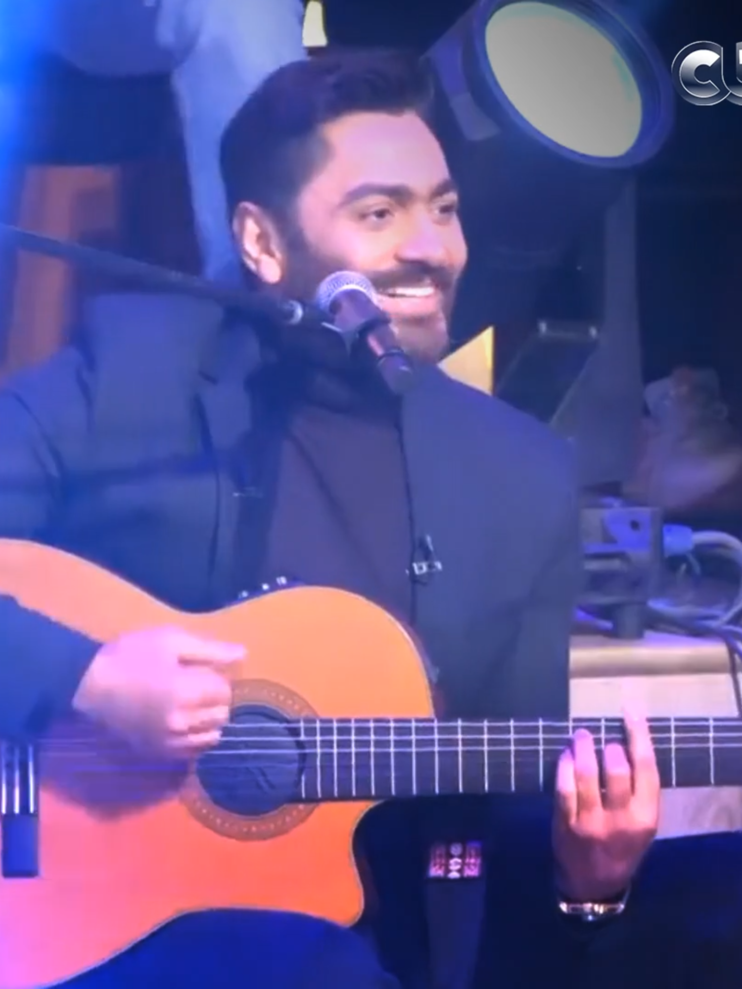 تامر حسني كفيل يغير مودك في ثانية أول ما تسمع منه الأغنية دي 😍 #معكم_منى_الشاذلي #CBC