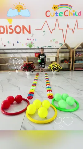 PHÁT TRIỂN THỂ CHẤT: “ĐI TRONG ĐƯỜNG HẸP & MANG VẬT TRÊN TAY” 🤹‍♀️🤹‍♂️🤹‍♂️  #hoatdongmamnon  #trochoi  🍀 Hôm nay các bạn nhỏ lớp Edison đã cùng nhau tham gia trò chơi vận động: “đi trong đường hẹp và mang bóng về đích” 💁 Qua trò chơi giúp trẻ: 📍Biết đi theo hiệu lệnh, đi theo hướng thẳng và giữ được thăng bằng cơ thể khi đi. 📍Giúp trẻ biết phối hợp các giác quan, di chuyển khéo léo để không chạm vào vạch, không làm rơi bóng và mang được bóng về đến đích. 📍Ngoài ra các con còn được ôn luyện lại các màu sắc cơ bản (Đỏ, Vàng, Xanh). 🥰 Mời ba mẹ cùng ngắm nhìn lại những hình ảnh đáng yêu của các bạn nhỏ ạ!❤️❤️❤️👇