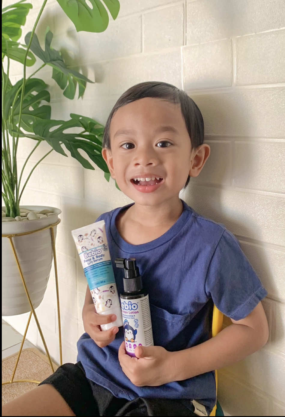 🌱 𝐲𝐞𝐚𝐚𝐲 ! 𝐚𝐤𝐡𝐢𝐫𝐧𝐲𝐚 𝐤𝐞𝐬𝐚𝐦𝐩𝐞𝐚𝐧 𝐣𝐮𝐠𝐚 𝐧𝐲𝐨𝐛𝐚𝐢𝐧 𝐩𝐫𝐨𝐝𝐮𝐤 𝐛𝐚𝐫𝐮 𝐲𝐚𝐧𝐠 𝐛𝐢𝐤𝐢𝐧 𝐤𝐮𝐥𝐢𝐭 𝐰𝐚𝐣𝐚𝐡 & 𝐭𝐮𝐛𝐮𝐡 𝐚𝐫𝐝𝐡𝐚𝐧 𝐣𝐚𝐝𝐢 𝐥𝐞𝐦𝐛𝐚𝐛 & 𝐬𝐞𝐡𝐚𝐭 ! 😍✨ ada yang baru niih dari produk andalan & kesayangan para mom baby ! udah ada yang tau ? 😋 yuhuu, ardhan udah cobain niih 𝑭𝒓𝒆𝒔𝒉 𝑳𝒂𝒖𝒏𝒄𝒉 produknya @Bebio & 𝑩𝒐𝒅𝒚 𝑺𝒆𝒓𝒖𝒎 yang bisa bantu menutrisi kulit anak, melembabkan, juga mencerahkan ! 😍✨ yuk, tinggal kalian juga niih cobain juga produk barunya Bebio 🌱 teksturnya yang ringan dan gak lengket, cepat meresap, ibu & ardhan approved ! 💯 #UltraMomsReview #BebioFaceandBodySerum #Bebio #SkincareAnak