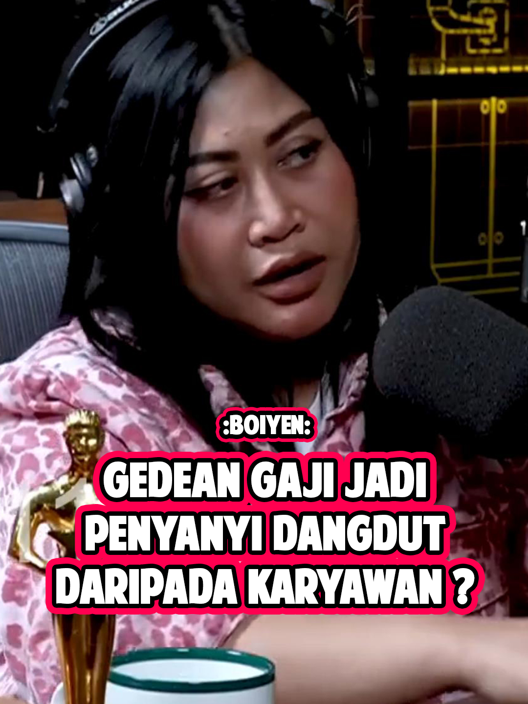 Ternyata Boiyen pernah jadi karyawan tapi sambil jadi biduan dangdut tiap weekend. Biar gak salah paham, langsung nonton full “Pojok Terminal” di youtube: Deddy Corbuzier #boiyen #boiyenpesek #biduan #biduandangdut