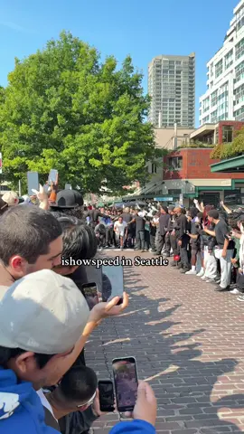 the way the streets got flooded with fans like zombies omg 😭😭 #foryoupage #ishowspeed #seattle #zombies #pikeplacemarket 