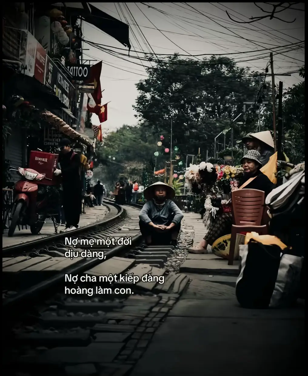 Có những ngày ta chẳng muốn nói gì, chỉ lặng lẽ nhìn thế giới trôi qua trước mắt. Âm thanh ồn ào ngoài kia, không thể chạm tới góc yên tĩnh trong tâm hồn. Ta tự hỏi bao giờ mới hết mệt mỏi, bao giờ mới thôi lo toan. Nhưng rồi lại nhận ra, cuộc đời vốn dĩ chưa bao giờ hứa hẹn dễ dàng. Ta phải đi qua giông bão, mới biết thế nào là bình yên. Phải nếm trải cay đắng, mới hiểu được giá trị của ngọt ngào. Có những nỗi buồn không tên, chỉ để lại dư âm dài trong lòng. Có những giọt nước mắt vô tình rơi xuống, không phải vì yếu đuối, mà vì ta đã mạnh mẽ quá lâu. Cuộc sống dẫu mệt mỏi, nhưng ta vẫn chọn bước tiếp, vì dừng lại chưa bao giờ là một lựa chọn. #xuhuong #đời 