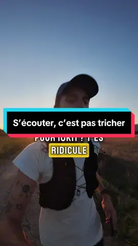 Au début, je pensais que manger ou boire sur une sortie “courte” c’était pour les fragiles. Un gel sur 10 km ? Une boisson iso sur 1h ? Ridicule, non ? Alors je partais sans rien. Même sous la chaleur. Même quand j’étais déjà fatigué. Résultat : coups de barre, hypos, séances gâchées. Tout ça juste pour “faire le costaud”. Avec le temps, j’ai compris que s’écouter, c’est pas tricher. Tu n’as pas besoin d’être pro ou d’être en ultra pour t’autoriser à boire ou à manger. C’est ça qui te permet de durer… et de progresser. 🎯 Aujourd’hui, je m’alimente quand j’en ai besoin, pas pour faire style. Juste pour avancer plus longtemps. Et toi, t’as déjà bousillé une sortie parce que t’avais rien pris ? 👇 #trailrunning #courseapied #nutritionrunning #runfrance #runaddict     