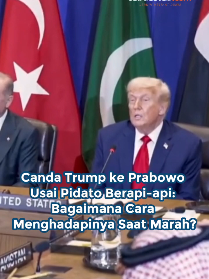 Presiden Amerika Serikat Donald Trump bercanda kepada Presiden RI Prabowo Subianto yang berkali-kali mengetuk meja saat pidato di Sidang Majelis Umum ke-80 PBB di Markas PBB, New York, AS.  Awalnya, Trump memuji pidato Prabowo yang berapi-api. Trump menyebutnya sebagai pidato yang hebat.  Momen ini terjadi di Ruang Konsultasi Dewan Keamanan PBB ketika Prabowo menghadiri Multilateral Meeting on the Middle East atas undangan Trump, Selasa (23/9/2025).  Penulis: Rahel Narda Chaterine, Robertus Belarminus  Kreatif: Safira Nurulita Produser: Reza Kurnia Darmawan ` #Prabowo #Trump #Amerika #Global ##cut
