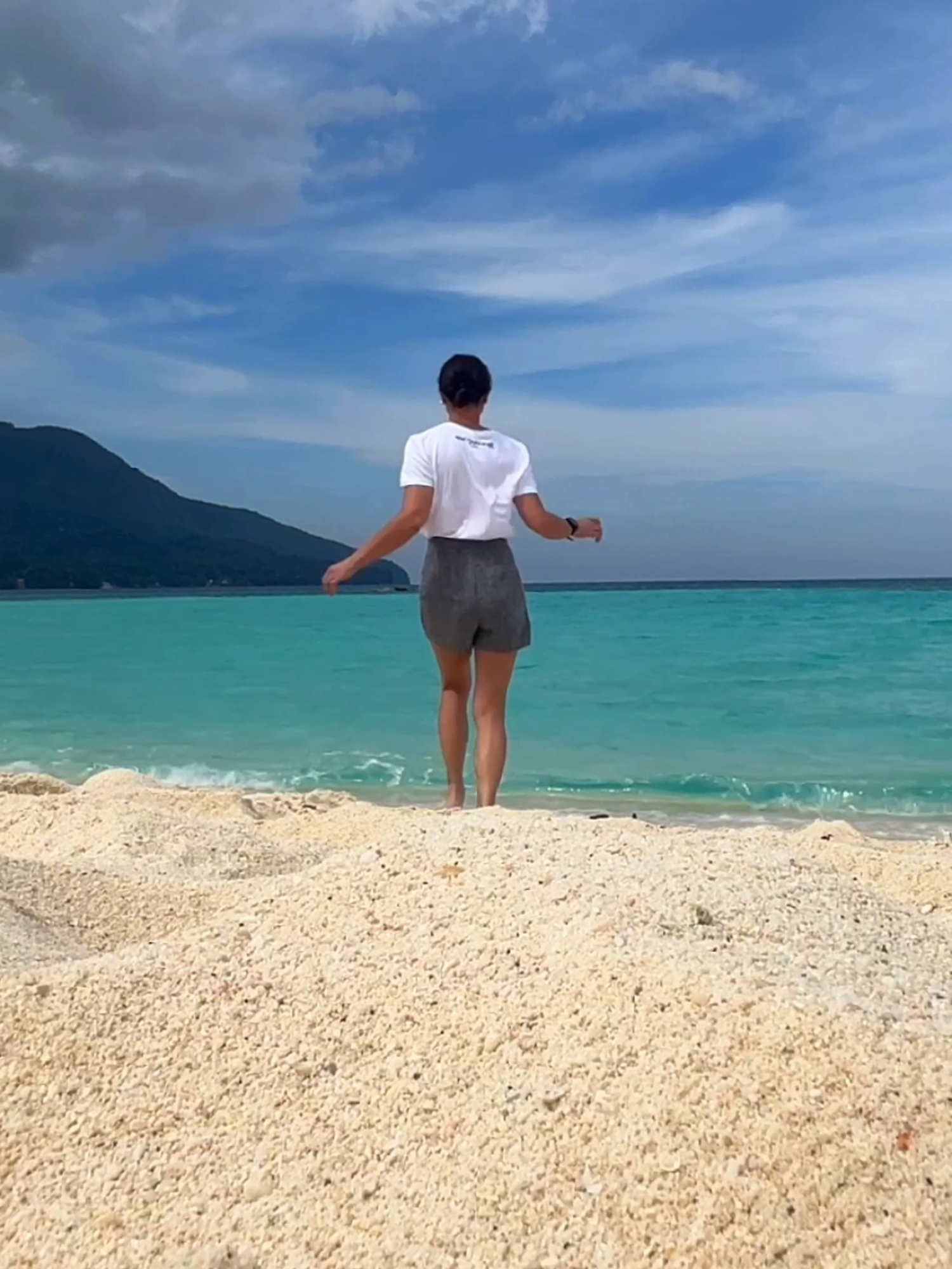 Guess who's back? Ready na ba kayo sa next destination natin sa JSM Travel and Tours? Abangan! 🌊🤍