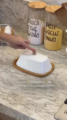 Você já reparou como pequenos detalhes à mesa podem transformar o dia? 🧈 Uma manteigueira pode parecer simples, mas é ela que acompanha cafés preguiçosos de domingo, pães fresquinhos de manhã e encontros cheios de risadas em família.  Cada detalhe guarda memórias, conecta pessoas e deixa o momento mais especial. ✨ 👉 Quer descobrir como transformar sua mesa em um cantinho cheio de charme e histórias? Espia o link da bio e se inspire 🌸 #mesaposta #manteigueira #detalhesqueencantam #decorlovers #vidacomestilo  