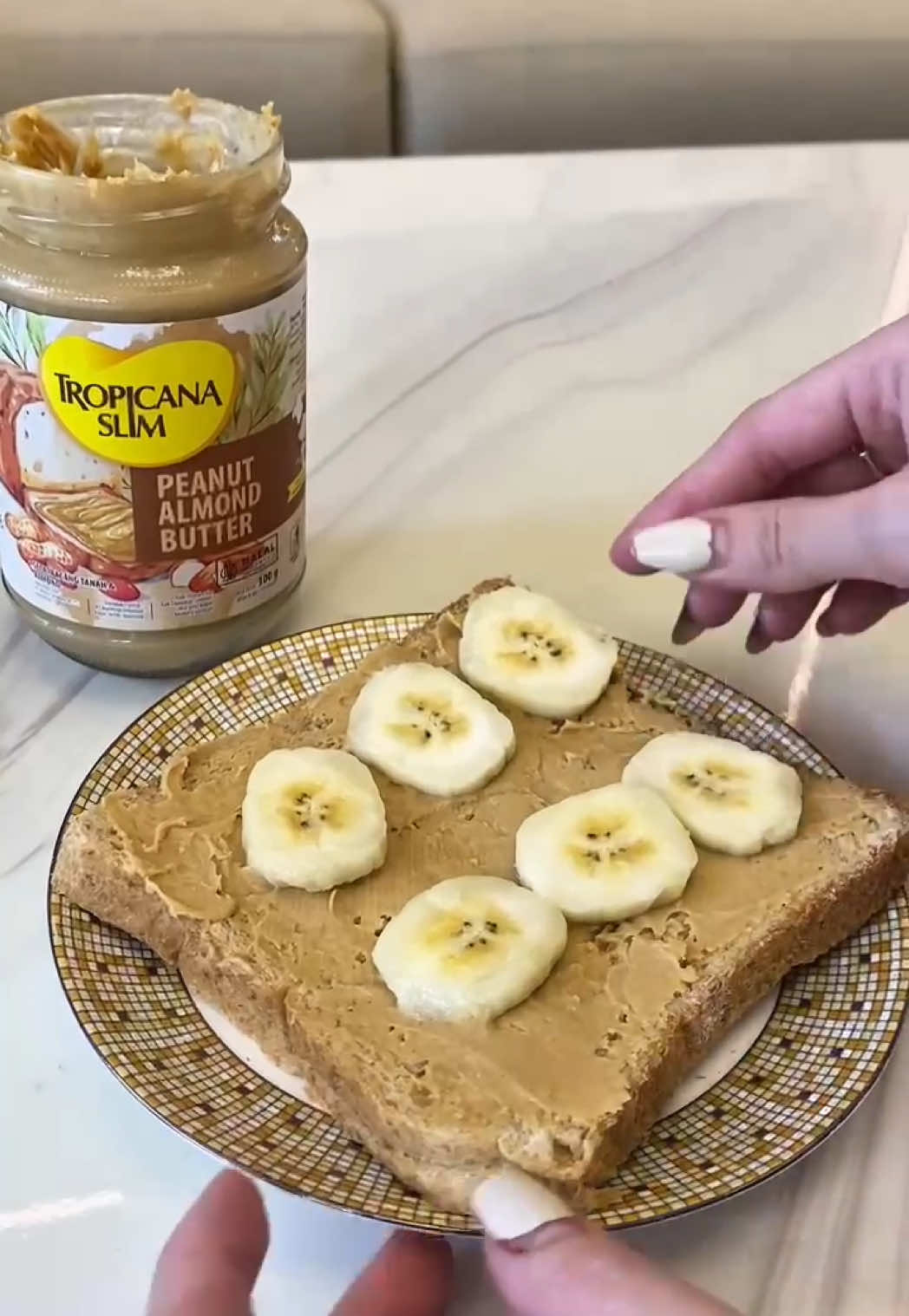 Sarapan roti, pisang, dan selai Peanut Butter bebas gula dari Tropicana Slim. Enak banget! #tropicanaslim #sugarfree #selai #jam #peanutbutter 