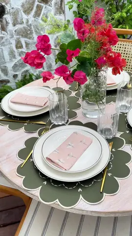 Qual a primeira lembrança que vem quando você pensa na primavera? 🌿💕 Nossa mesa posta é um convite para sentir o frescor da estação, celebrar cores e espalhar alegria em cada detalhe. ✨🏠 Vem se inspirar e florescer com a gente no link da bio 🎀🌸🫶 #MesaPosta #PrimaveraEmCasa #DecorComAfeto #DetalhesQueEncantam #TableDecor  