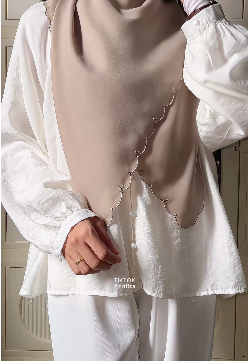 Replying to @nayla In love sangat dengan koleksi terbaru Bawal Sulam Molek from @A L Y S S ni 🫶🏻. Material  cotton voile senang bentuk & flowy. Paling lurve tudung ni available in Bidang 50 & 60 🫶🏻 #tudungbawal #tudungsulam #alyss #tudungbawalbidang50 #tudungbawalbidang60 #bawalcotton #hijab #cottonvoile #modestfashion 