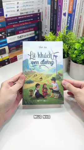 “Đời người chỉ là một chuyến đi, còn ta… chỉ là lữ khách ven đường.” “Trên hành trình ấy, bạn gặp rất nhiều người, nhưng lại hiếm khi trân trọng. Những cuộc gặp thoáng qua tưởng chừng nhỏ bé… nhưng đôi khi, lại là điều còn đọng lại sâu nhất.” “Trong Lữ khách ven đường, tác giả ghi lại những mảnh ký ức từ những chuyến đi: từ ánh mắt hồn nhiên của những đứa trẻ cao nguyên, đến những câu chuyện giản dị bên đường núi. Chính những khoảnh khắc tưởng bình thường ấy khiến trái tim bạn rung lên, dù chỉ một lần thoáng qua.” “Cuốn sách giúp bạn hiểu rằng: hành trình không chỉ là đi đâu, mà còn là gặp ai. Và chính những mảnh ghép bình dị ấy, mới làm nên ý nghĩa của cuộc đời.” “Nếu bạn muốn tìm một cuốn sách khiến trái tim mình chậm lại, để nhận ra mỗi cuộc gặp đều là một món quà, thì Lữ khách ven đường chính là cuốn sách bạn không thể bỏ lỡ.”#kinhnghiemsong_book #sachhay #sach #lukhachvenduong 