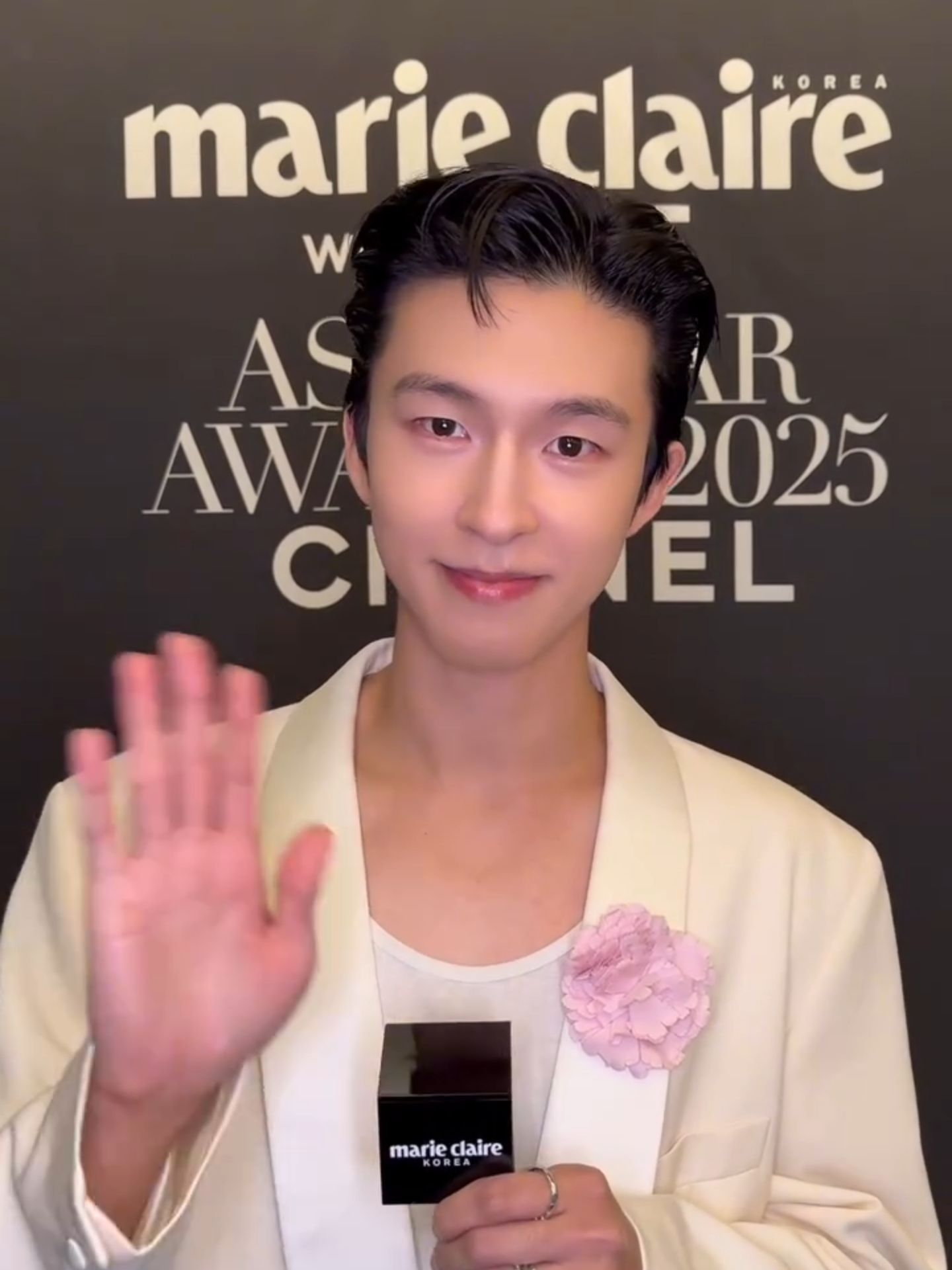 #제작협찬 #마리끌레르아시아스타어워즈2025 #MarieClaireASA2025 부산의 밤을 화려하게 물들인 <2025 마리끌레르 아시아스타어워즈>가 성대한 막을 올렸습니다. 영화인들의 열기로 상기된 분위기 속, 작년에 이어 다시 한번 반가운 인사를 건넨 배우 #홍경을 만났습니다. 그는 이번 부산국제영화제 갈라프레젠테이션 초청작으로 선정된 <굿뉴스>에 주연배우로 함께했는데요. 마리끌레르와 부산국제영화제가 공동 개최하고 샤넬이 후원하는 <2025 마리끌레르 아시아스타어워즈>에 참석한 그의 특별한 순간을 지금 영상으로 만나보세요! - Hong Kyung in Marie Claire Asia Star Awards 2025. - #HongKyung #MarieClaireAsiaStarAwards #MarieClaireASA #마리끌레르아시아스타어워즈 #부산국제영화제 #BIFF