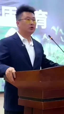 Pertama kali bicara di atas panggung