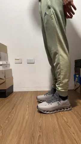 Yo con mis nuevos Oncloud Graphite Gray 🙂‍↔️  #hycachorros #Oncloud #shoes #Cloutilt 