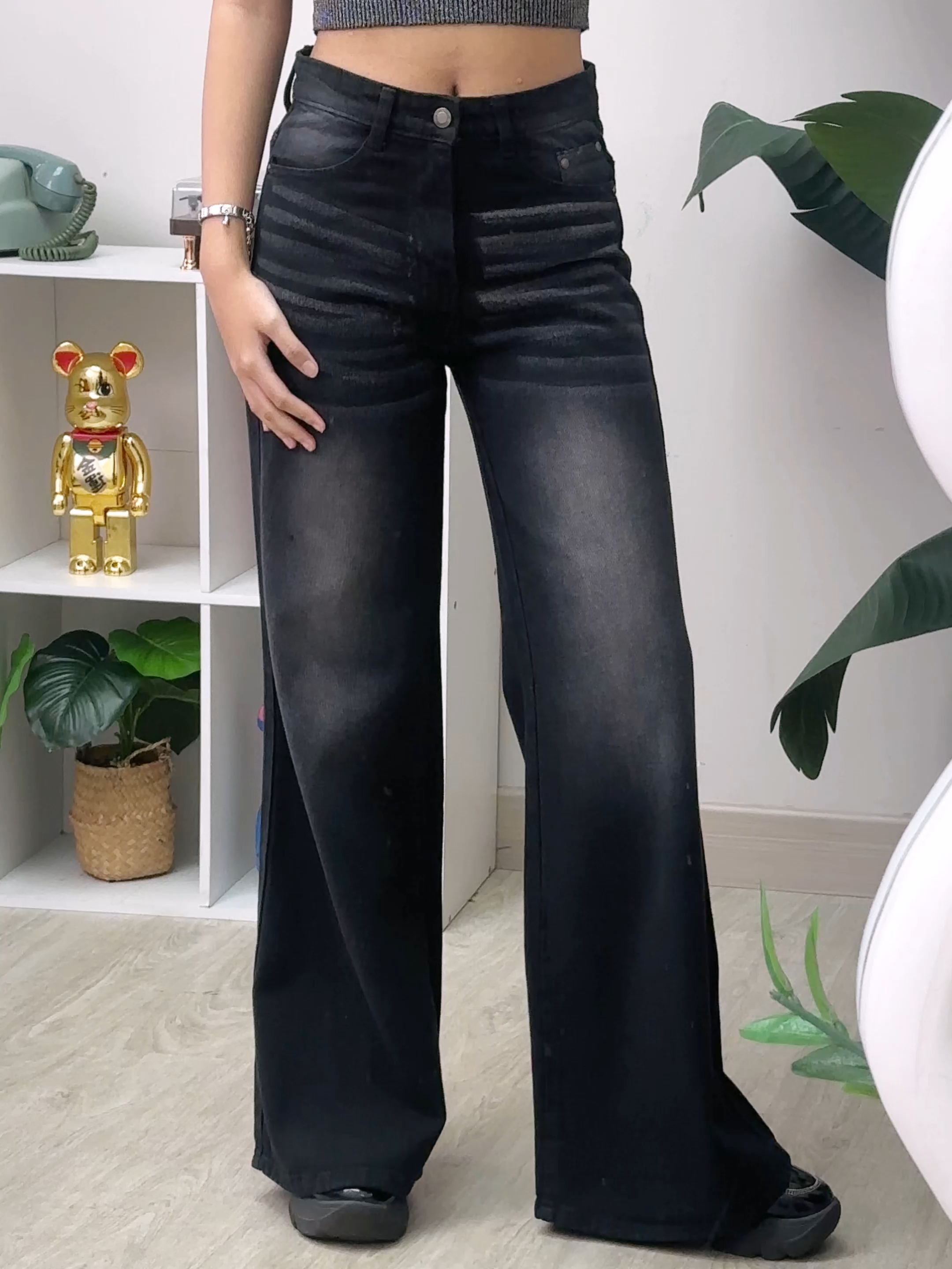 DAYOFF 371 bootcut dengan warna hitam gradasi putih ✨ Tampilannya langsung terkesan bold, classy, tapi tetep ada sentuhan unik yang bikin beda 👖🔥 #JINISO #jinisoemangkeren #highwaistloose #autokeren