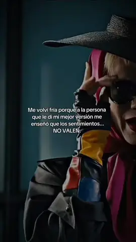 Me volví fría porque a la persona  que le di mi mejor versión me  enseñó que los sentimientos... NO VALEN. 