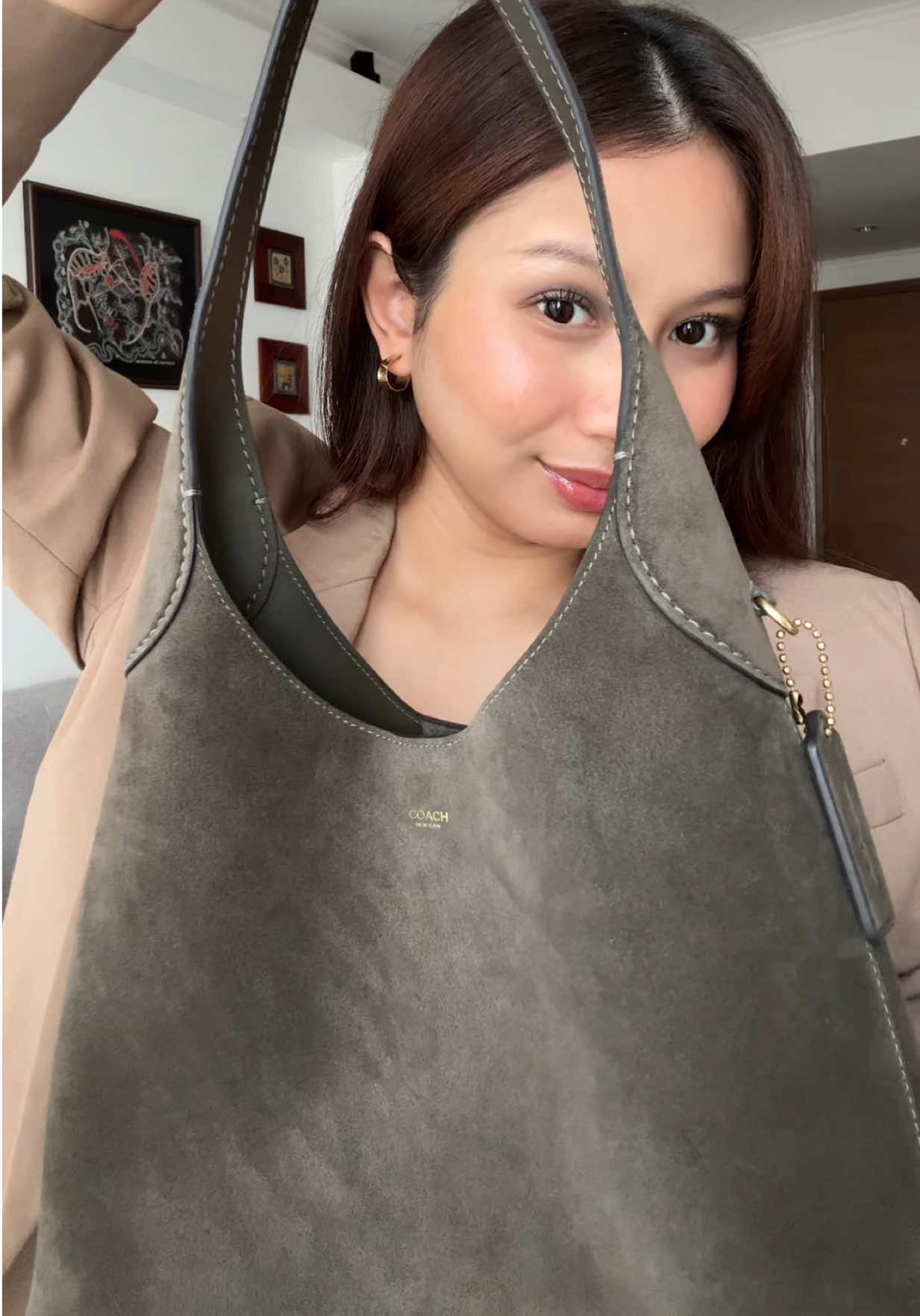 Karena di pencarian sebelumnya “Meisya Sallwa tas”👀 aku spill deh ini @Coach The Suede Brooklyn Bag in Olive.🫒🐸✨ #coachsuedebag #coachbrooklynbag #meisyasallwa #bag #coachNY 