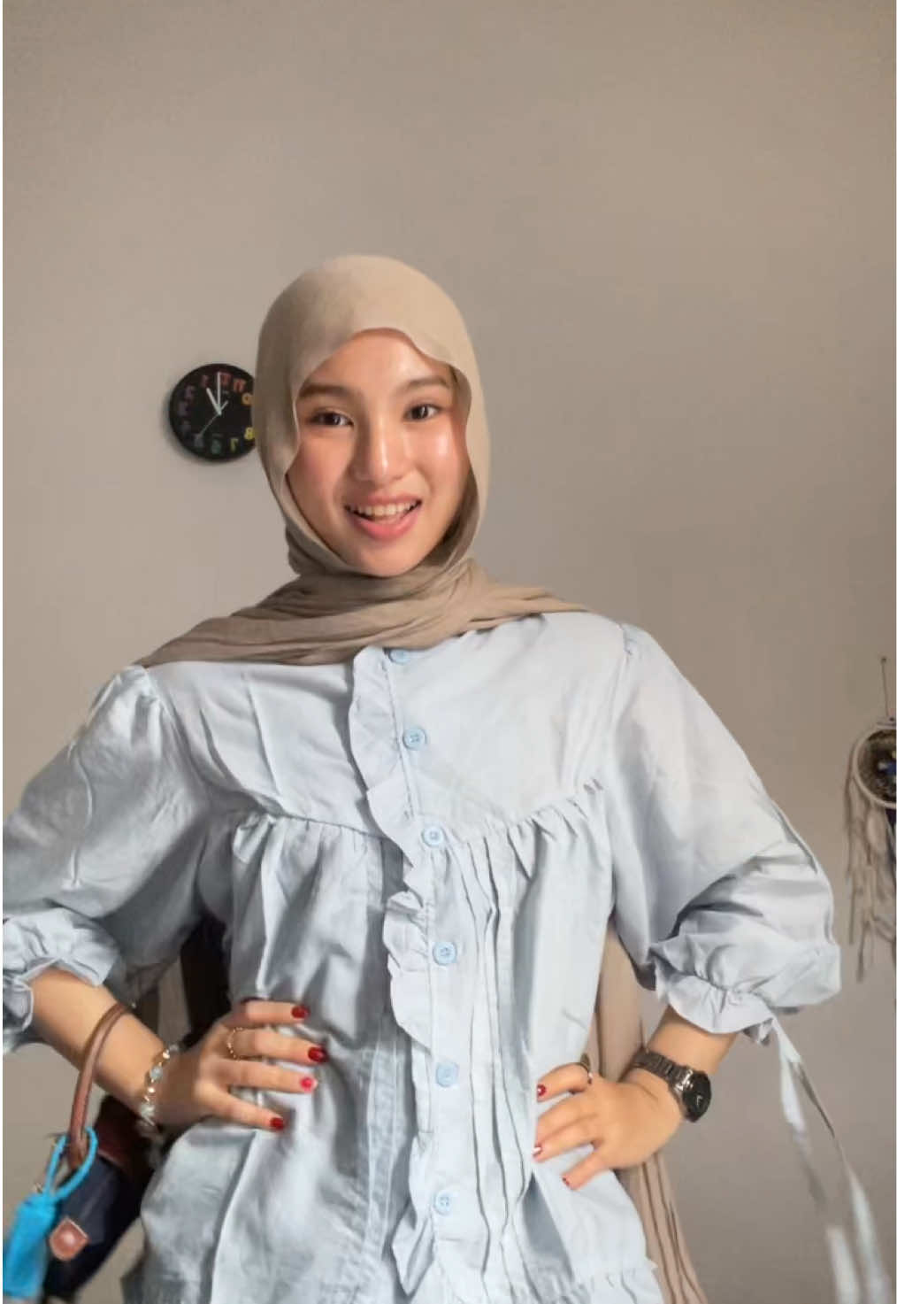 pusing kemejanya lucu