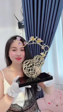 Hồ lô trang trí bằng đá thạch anh tím được làm rất tỉ mỉ tinh xảo siêu đẹp trang trí tủ rượu , văn phòng làm việc, sảnh đón khách, tủ kính, hoặc quà tặng sếp đối tác, khách hàng vô cùng ý nghĩa và đẹp ạ