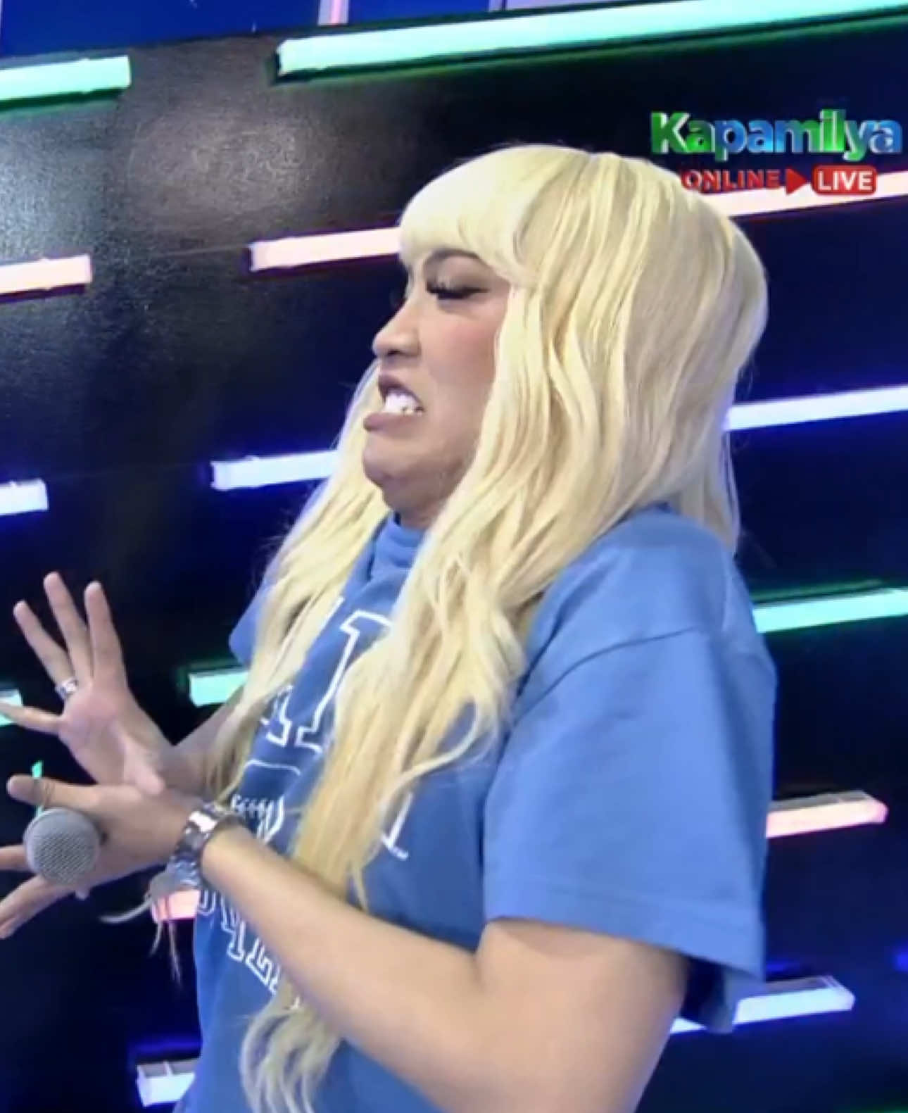 Nagka-powers bigla si #ViceGanda! 😆 #ABSCBN #ItsShowtime #LaroLaroPick #AnneCurtis 