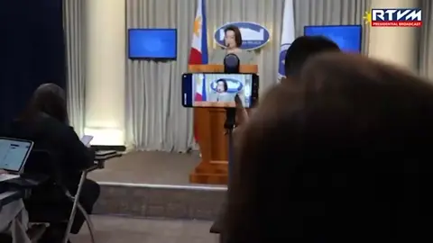 'MALAKING KASINUNGALINGAN' Tinabla ni Palace Press. Officer Usec. Claire Castro ang sinabi ni Vice Pres. Sara Duterte na hindi natutugunan ng pamahalaan ang pangangailangan ng ilang overseas Filipino workers (OFWs) abroad. Sinabi naman ni Castro na ang Department of Foreign Affairs na ang sasagot kung totoong may mga kinatawan ng embahada ng Pilipinas ang ipinadala sa ICC Detention Center para alamin ang lagay ni dating pangulo Rodrigo Duterte.  #fyp #duterte #dds #viral #trending 