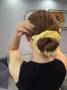 ✨ Một phút biến hình với búi tóc thấp  siêu xinh 🌸 Chỉ cần một chiếc dây buộc bản to là tóc gọn gàng, vừa trẻ trung vừa dễ thương 💕 #BuiTocDep #DayBuocToc #PhuKienToc #KieuTocDep 