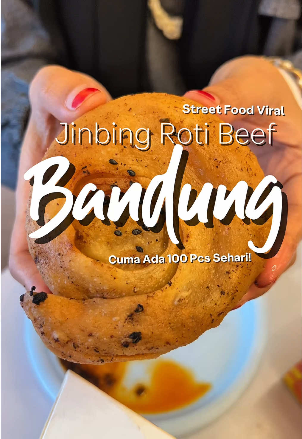 Niat awal beli Bolu Geol eh malah ketemu JinBing Roti Beef 🥹✨ Halal, crunchy, beefy, juicy, dan super terbatas! Wajar aja antre panjang tiap hari 🫶 Cuma 100 pcs/hari , telat dikit bisa zonk! 🫠 Kira-kira kalau next Street Bites Vol.2, bakal makanan apa lagi ya? 👀 Alamat Outlet: - JI Dago 81 Bandung (flagship launching) - JI Aceh 15 Bandung - JI Terusan Buahbatu 225 Bandung - Ruko TOPAZ 68 Summarecon Bandung @Pillow Cake Bandung #PillowCake  #ViralFood #Bandung #JinBing     #OverskinLipCheck 