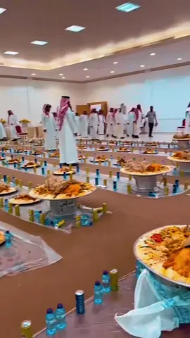 بينما أطفال غزة يتضوّرون جوعًا، يتباهى البعض على موائدهم الفاخرة.#غزة #أنقذوا_الأطفال #الخليج #الخاين #VoiceEffects 