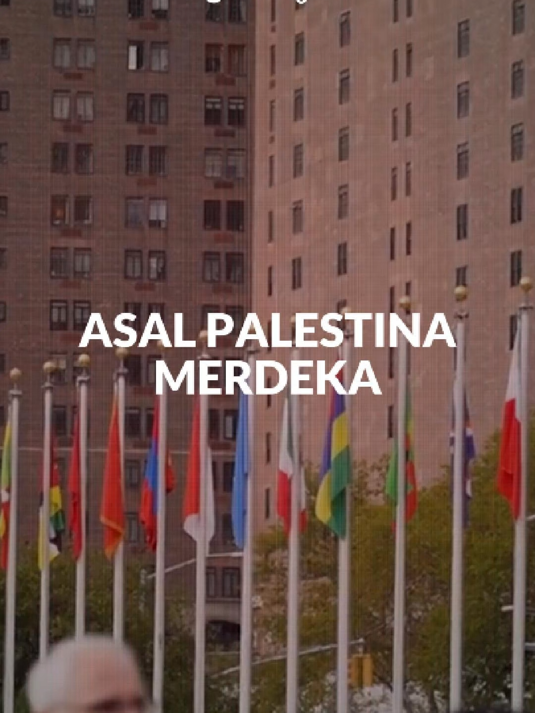 Presiden Prabowo di Sidang Umum PBB menegaskan solusi dua negara sebagai jalan damai bagi Palestina, bahkan siap kirim pasukan penjaga perdamaian. Pernyataan ini sempat jadi headline media internasional dan menuai beragam komentar. Padahal, langkah ini justru bentuk dukungan paling realistis bagi Palestina—sejalan dengan 142 negara lain yang sudah setuju. Diplomasi adalah cara terkuat menghentikan kekerasan, bukan sekadar menolak tanpa arah. #prabowo #pbb #palestina #emmanuelmacron #fypシ゚