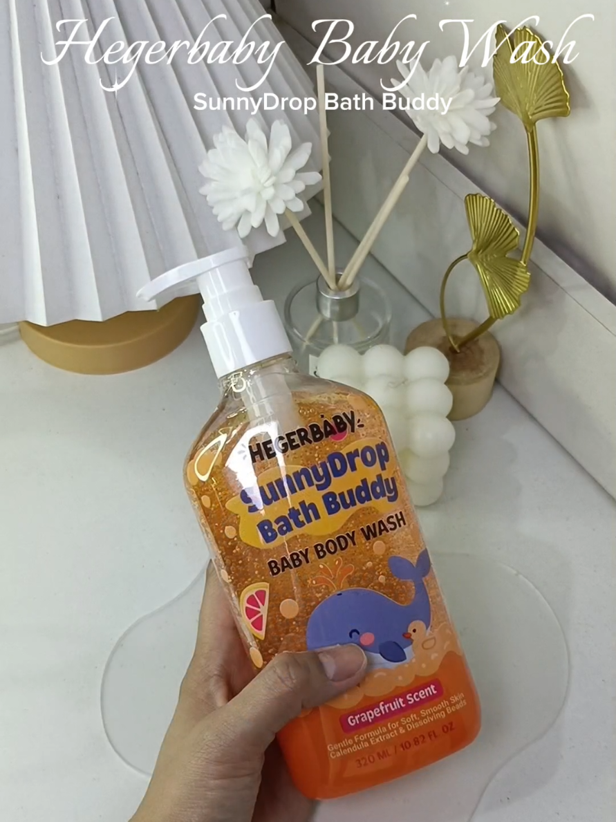 Hegerbaby Bath Wash SunnyDrop Bath Buddy. Perfect to sa mga kids na pawisin hindi na sila nangangamoy maasim dahil napaka bango ng scent nito. #hegerbabysunnydropbathbuddy  #bathwash  #hegerbaby 