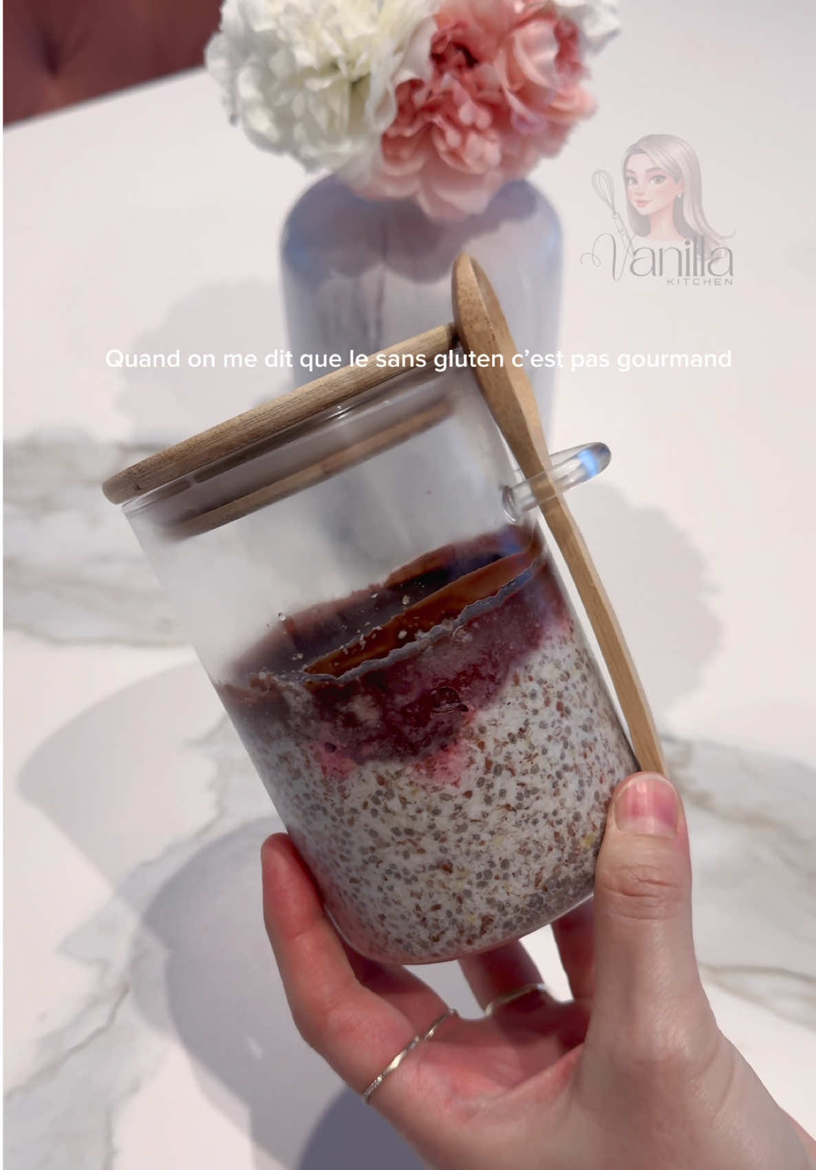 quand on me dit que le sans gluten c’est pas gourmand… je réponds avec ça 😏 mon overnight oats revisité : sans flocons d’avoine, sans gluten, sans produits laitiers, low carb et sans sucre ajouté 🌿💛 ingrédients : • 2 c. à soupe de graines de chia • 1 c. à soupe de graines de lin moulues • 1 c. à soupe de poudre d’amande ou coco râpée • 120 ml de lait d’amande ou coco non sucré • vanille • édulcorant au choix (érythritol, stévia, ou rien si tu préfères nature) • quelques framboises surgelées • chocolat sans sucre (pour napper) préparation : 	1.	mélanger les graines de chia, les graines de lin, la poudre d’amande/coco, le lait, la vanille et l’édulcorant 	2.	laisser gonfler 30 min au frigo 	3.	ajouter les framboises surgelées 	4.	faire fondre le chocolat sans sucre et verser par-dessus 	5.	laisser reposer une nuit au frigo 😍 #overnightoats #sansgluten #lowcarb #healthybreakfast #veganfriendly         