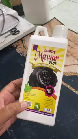 Beli di sini gaes pelicin pewangi pakaian dari mawar plus #pelicinpewangipakaian #mawarplus #modalkontendoang #parfumlaundry 