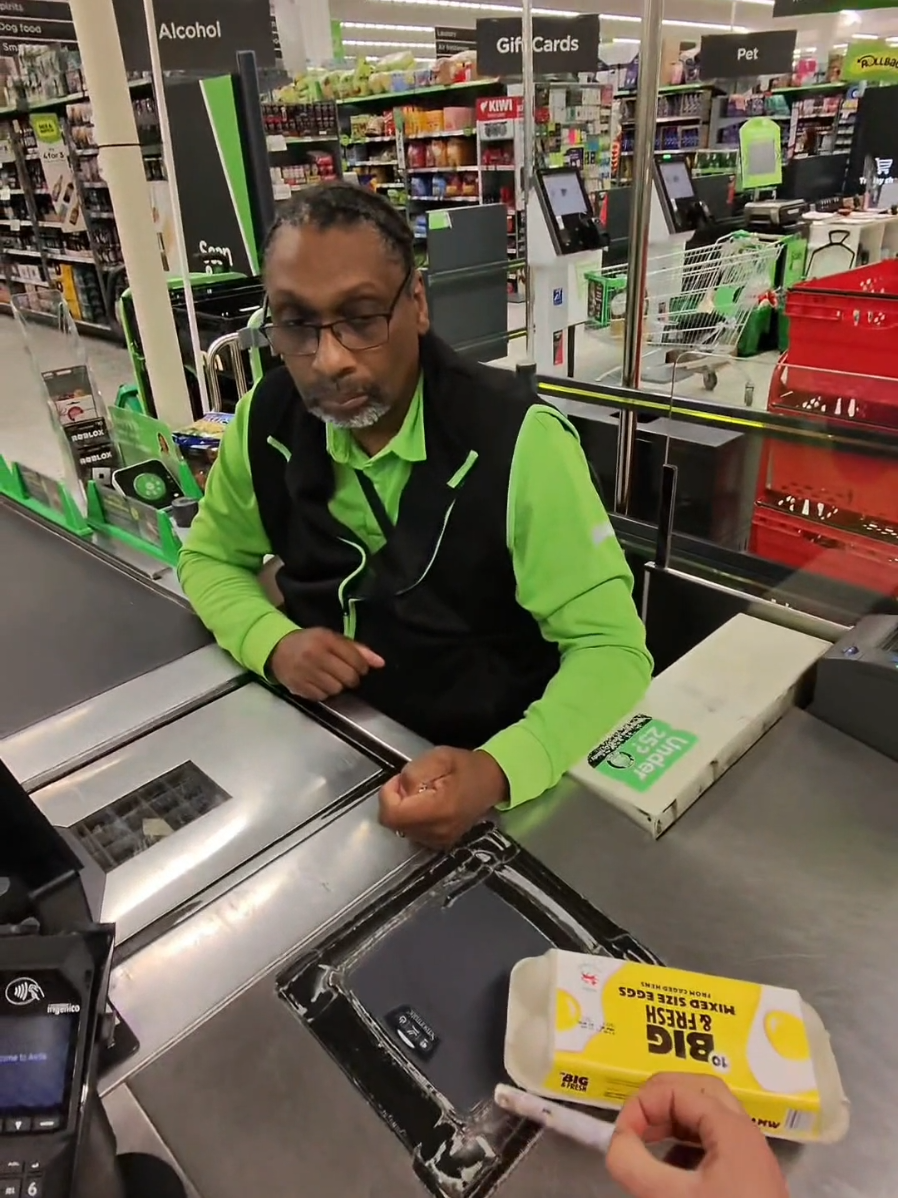 Using weird wallets prank 💀 #asda #harmless #pranks #fyp #viral 