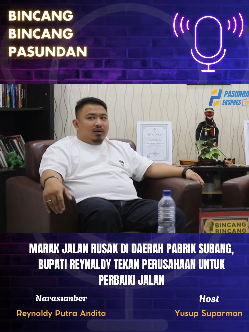 Permasalahan jalan rusak di sekitar daerah pabrik Kabupaten Subang menuai banyak keluhan dan  kritik dari berbagai lapisan masyarakat, hal ini tak luput dari perhatian Bupati Subang, Reynaldy Putra Andita. Reynaldy mengkritik tindakan pasif dari sejumlah pabrik yang terkesan abai pada jalan yang rusak, sehingga memaksa dirinya ‘turun gunung’ menegur perusahaan-perusahaan tersebut untuk memenuhi Corporate Social Responsibility (CSR) atau tanggung jawab sosial perusahaan terhadap masyarakat, salah satunya dengan membangun jalan yang layak dilalui. – Follow @pasundanekspres_news untuk info dan berita terkini lainnya! #pasundanekspres #subang #subanginfo #bupatisubang #reynaldyputra #jalanrusak #viral #fyp