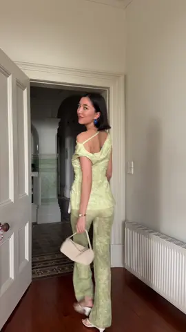 This is my new fav transition it’s so sassy hehe 💅🏼 Outfit of the night wearing @acre_lou @allonseven  #transition #OOTD #outfitinspo 