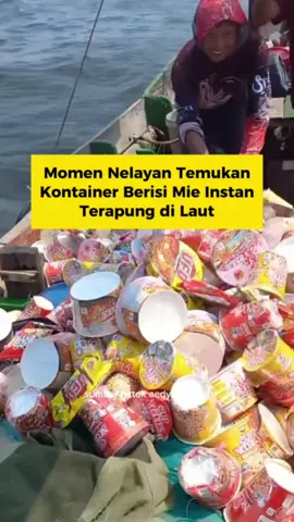 Momen Nelayan Temukan Kontainer Berisi Mie Instan Terapung di Laut Momen sejumlah nelayan menemukan sebuah kontainer terapung di laut yang berisi mie instan kemasan gelas. Video tersebut diunggah oleh akun tiktok aedyindriyani pada Senin, 22 September 2025. Menurut pengunggah, kejadian tersebut berada di Muara Angke, Jakarta Utara. Penemuan ini pun langsung viral di media sosial. sumber tiktok aedyindriyani  #lingkarjateng #nelayan #kontainer #Mieinstan #jakartautara #karawang #muaraangke #lingkarjatengid #Lingkarnews #fypシ゚ #fypdongggggggg #fyppppppppppppppppppppppp #fyp #fypage #fypp #fypシ゚viral🖤tiktok #abcxyz 