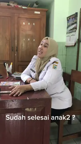 Sabar yaa anak-anak ☺️ #guru #gurutiktok #gurusd #gurusdhits #gurusalatiga #salatiga #guruviral #fyp #foryoupage #fypindonesia #thisis4u #tiktokviral #trending #komedi #like #likes #explorepage #followme #awesome #videoviral #videolucu #mbg #mbgsalatiga #sdnegeriledok01 #sdsalatiga #dinaspendidikan  in frame : @naissss @Agustina Widatinings @Hilda Maulia Rahma 