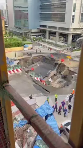 Video from Associated Press of the large sinkhole collapse in Bangkok this morning outside of Vajira Hospital.  #Bangkok #sinkhole