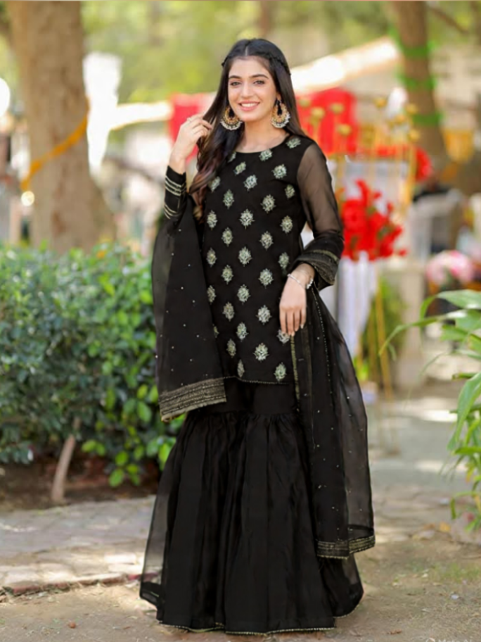 Pakistani actress black dress #pakistaniactress #foryoupage❤️❤️ #virlvideo 
