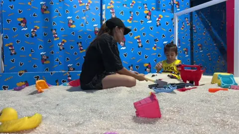 perang pasir putih 😂😁  #toddler #funny #playground #motherson #fyp 