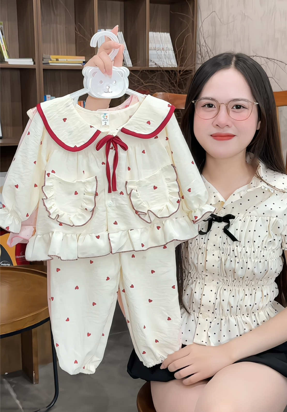 Bộ pijama bánh bèo cho bé gái nè 🥰 #thoitrangtreem #bodaitaychobe #bopijamachobe #phamdiutb 