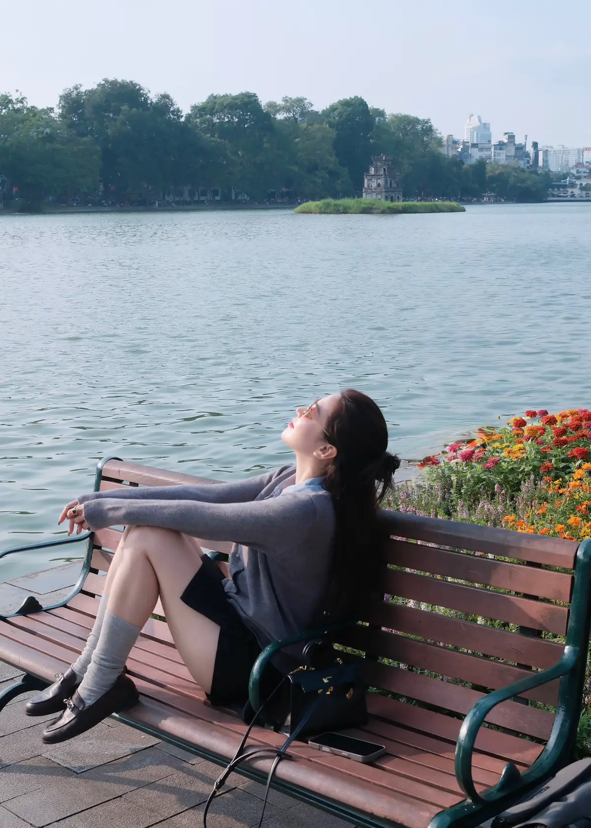 Sinh viên vượt khó không ngại vượt gần 160km để đu trend thu Hà Nội 🤣