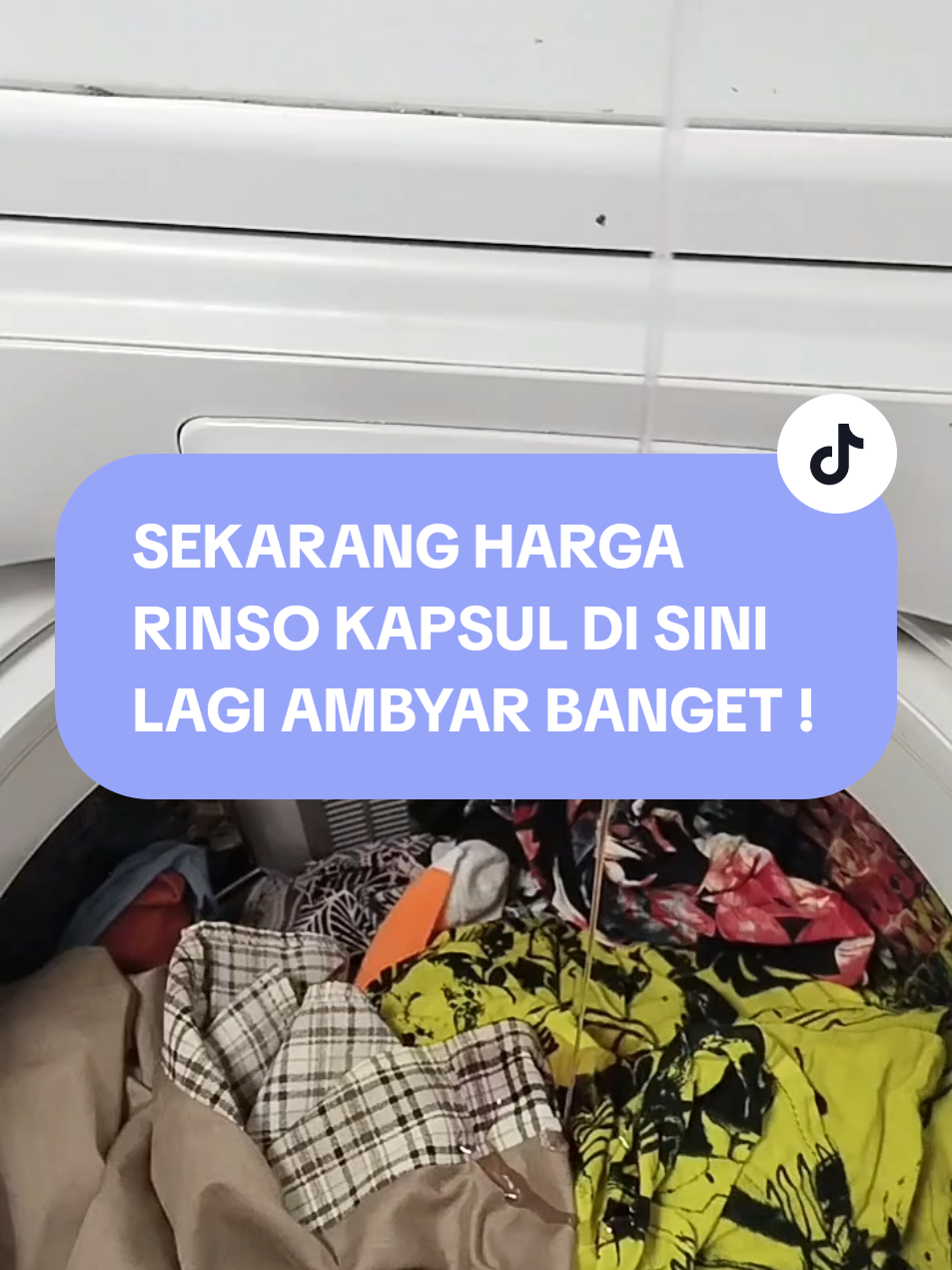 padahal nyuci baju pake rinso kapsul ini menurutku jadi lebih praktis dan hemat uang belanja 😜 #rinso #rinsokapsul #sabuncucibaju #fypシ゚ #nyucibaju 