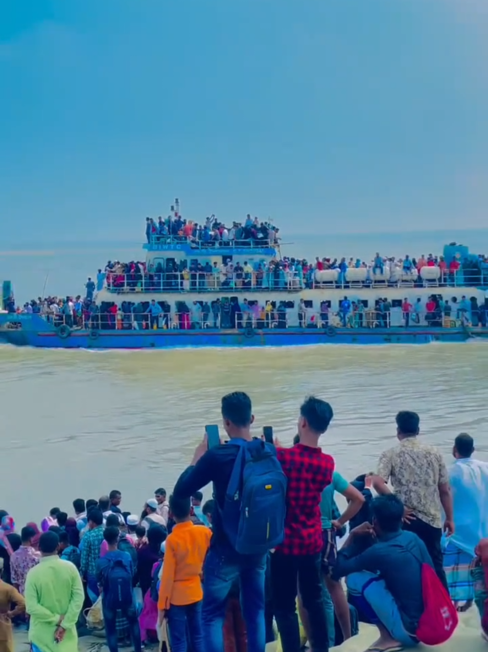 আমি তোমায় নিয়া চয়লা যামু ঢাকা সহরে,তোমার বাপেরি ডরে...#foryou #viral #trending #foryoupage #সেলিব্রিটি 