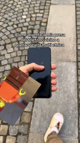 Ovviamente ironia,non giro mai col telefono in mano, é da sfigati