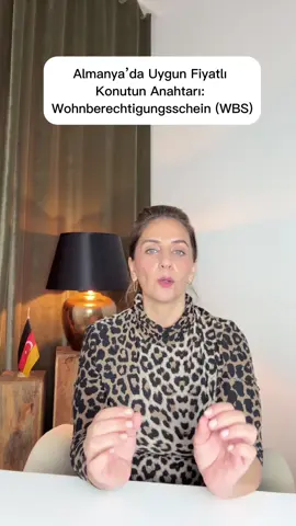 Almanya’da artan kiralar karşısında Wohnberechtigungsschein (WBS) gerçek bir fırsat sunuyor. Bu resmi belge belediyeden alınır ve sosyal konutlara (Sozialwohnungen) başvuru hakkı verir. Kiralar genelde piyasadan %20–30 daha ucuz olabilir. Büyük şehirlerde bu, ayda 100 €’yu aşkın tasarruf demektir. Gelir sınırı eyalete göre değişir. Geliri düşük olanların şansı daha yüksektir. Ayrıca Pflegegrad veya Schwerbehindertenausweis olanlara daha geniş ev hakkı ve esnek gelir sınırı tanınır. Başvuru için Wohnungsamt’a (Konut Dairesi) gidilir ya da çoğu yerde online yapılabilir. Gerekli belgeler kimlik, gelir belgeleri ve varsa engellilik/pflege belgeleridir. WBS genelde 1 yıl geçerlidir. Üzerinde hanedeki kişi sayısı ve evin maksimum metrekaresi yazılıdır. Ancak önemli: WBS ev garantisi vermez, sadece sosyal konut başvuru kapısını açar.  In Deutschland steigen die Mieten seit Jahren deutlich an. Der Wohnberechtigungsschein (WBS) bietet hier eine echte Chance. Dieses amtliche Dokument wird bei der Stadtverwaltung beantragt und berechtigt zur Bewerbung auf eine Sozialwohnung. Sozialwohnungen sind in der Regel 20–30 % günstiger als Wohnungen auf dem freien Markt. Besonders in Großstädten kann das über 100 € Ersparnis pro Monat bedeuten. Die Einkommensgrenzen sind je nach Bundesland unterschiedlich. Menschen mit niedrigen Einkommen haben gute Chancen. Wer einen Pflegegrad oder einen Schwerbehindertenausweis besitzt, hat zusätzliche Vorteile: größere Wohnflächen oder flexiblere Einkommensgrenzen. Beantragt wird der WBS beim Wohnungsamt oder online. Benötigt werden Personalausweis, Einkommensnachweise und – falls vorhanden – Nachweise über Behinderung oder Pflegegrad. Ein WBS gilt in der Regel für ein Jahr. Darauf steht, wie viele Personen im Haushalt leben und wie groß die Wohnung maximal sein darf. Aber wichtig: Ein WBS garantiert keine Wohnung – er eröffnet nur die Möglichkeit, sich zu bewerben. #WBS #Wohnberechtigungsschein #Sozialwohnung #Almanya #kira         