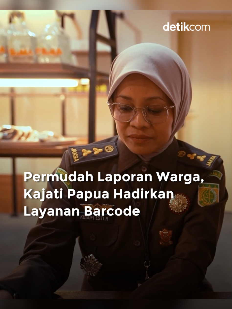 Mau lapor, tapi bingung harus ke mana? Sekarang warga Papua bisa lebih mudah! Kejati Papua sediakan barcode khusus untuk laporan masyarakat. Tinggal scan, langsung akses layanan. Tonton kisah selengkapnya di Jejak Jaksa episode 7 dengan klik link bio @detikcom! #JejakJaksa