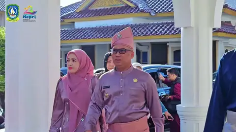 Dirgahayu Provinsi Kepulauan Riau ke-23  Hari ini, kita bersama merayakan 23 tahun perjalanan Provinsi Kepulauan Riau. Sebuah Kepulauan yang kaya akan budaya Melayu, diberkahi keindahan laut nan luas, dan memiliki potensi maritim yang luar biasa. Di usia ke-23 tahun ini, mari kita jadikan momentum untuk semakin mempererat persatuan, menjaga kearifan lokal, serta mendorong pembangunan yang berkelanjutan demi kesejahteraan masyarakat Kepri. Dengan semangat kebersamaan, kita yakin Kepulauan Riau akan terus tumbuh menjadi provinsi yang maju, berdaya saing, dan senantiasa memberi kontribusi terbaik bagi Indonesia.   Selamat Ulang Tahun ke-23 Kepulauan Riau “ KEPRI MAJU,MAKMUR DAN MERATA” #kepri23tahun #kepri #Kepulauanriau #ikk #ibukotakepri
